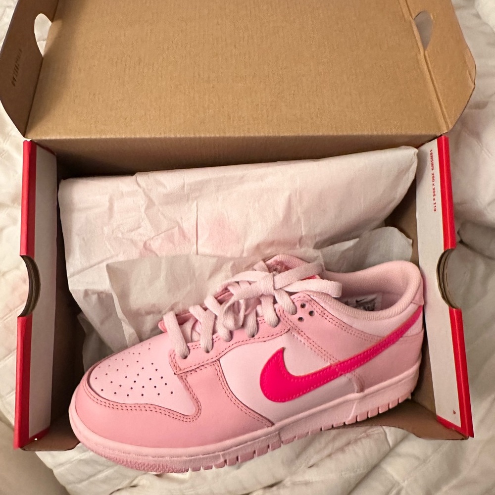 Nike dunk low rise gs triple pink size 7Y Boy.